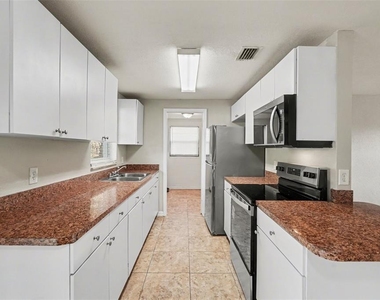 4923 S 82nd Street - Photo Thumbnail 9