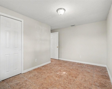 4923 S 82nd Street - Photo Thumbnail 14