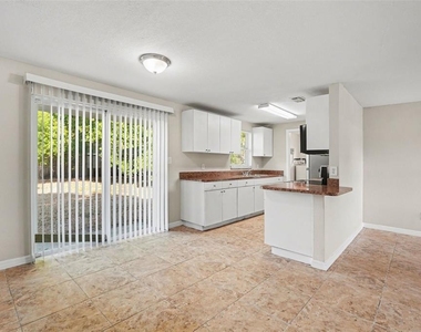 4923 S 82nd Street - Photo Thumbnail 8