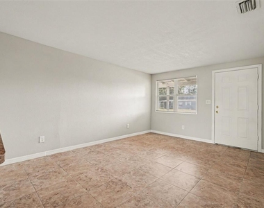 4923 S 82nd Street - Photo Thumbnail 5