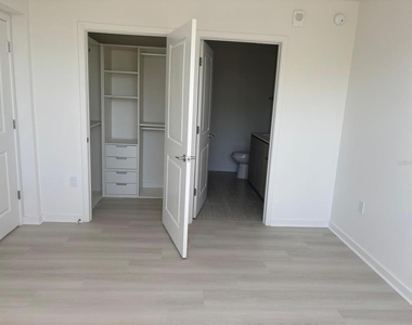 5587 Millenia Park Bulevard - Photo Thumbnail 7