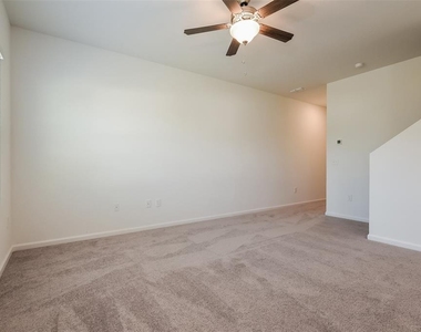 2042 Hemingway Circle - Photo Thumbnail 3