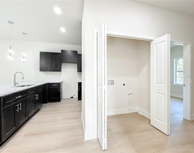 356 W 4th Street - Photo Thumbnail 7