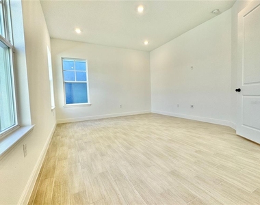 9726 Neruda Street - Photo Thumbnail 31