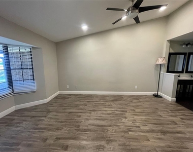 7652 Spring Bay Cove - Photo Thumbnail 12
