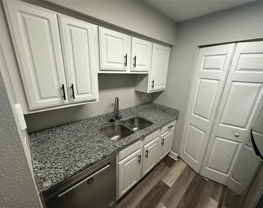3772 Idlebrook Circle - Photo Thumbnail 4