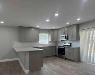1916 Verano Drive - Photo Thumbnail 5