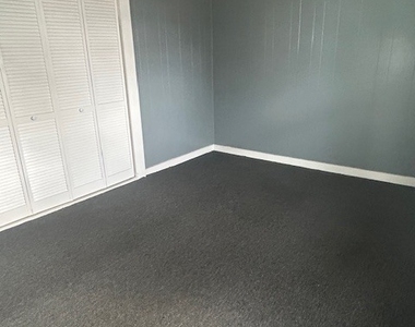 20 Lounsbury Avenue - Photo Thumbnail 7