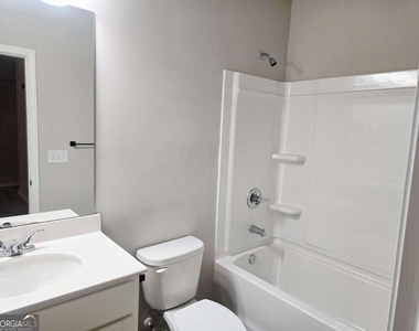 213 N Fortune Way - Photo Thumbnail 6