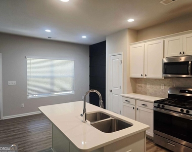 213 N Fortune Way - Photo Thumbnail 10