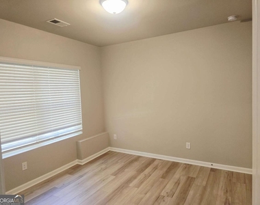 213 N Fortune Way - Photo Thumbnail 8
