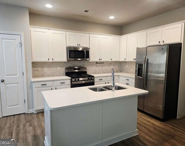 213 N Fortune Way - Photo Thumbnail 3