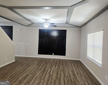 213 N Fortune Way - Photo Thumbnail 2