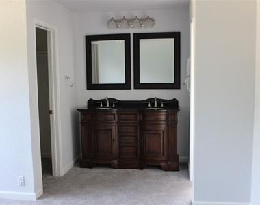 812 Shannon Drive - Photo Thumbnail 10