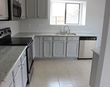 812 Shannon Drive - Photo Thumbnail 2