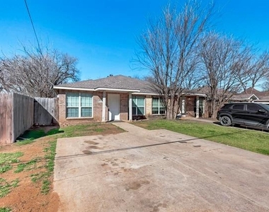 404 Truman Street - Photo Thumbnail 3