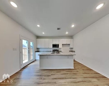 603 Briarwood Lane - Photo Thumbnail 4