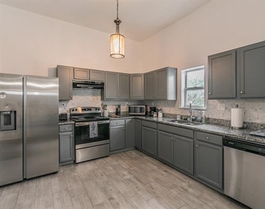 2514 Columbus Avenue - Photo Thumbnail 7
