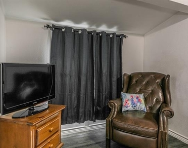 2514 Columbus Avenue - Photo Thumbnail 13