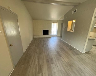 14046 Rolling Hills Lane - Photo Thumbnail 2
