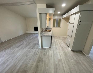 14046 Rolling Hills Lane - Photo Thumbnail 4