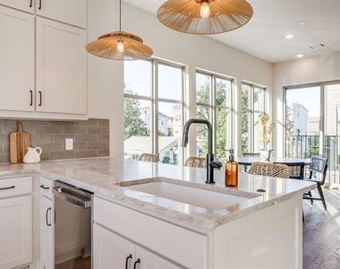 2824 Weisenberger Street - Photo Thumbnail 9