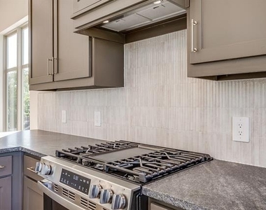 2820 Weisenberger Street - Photo Thumbnail 4