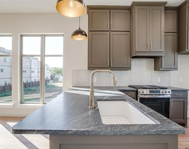 2820 Weisenberger Street - Photo Thumbnail 6