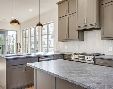 2820 Weisenberger Street - Photo Thumbnail 3