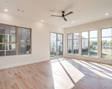 2820 Weisenberger Street - Photo Thumbnail 2