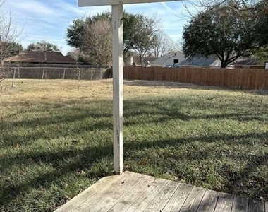422 Woodmere Drive - Photo Thumbnail 12