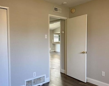 422 Woodmere Drive - Photo Thumbnail 6