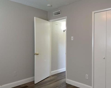 422 Woodmere Drive - Photo Thumbnail 7
