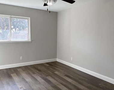 422 Woodmere Drive - Photo Thumbnail 4