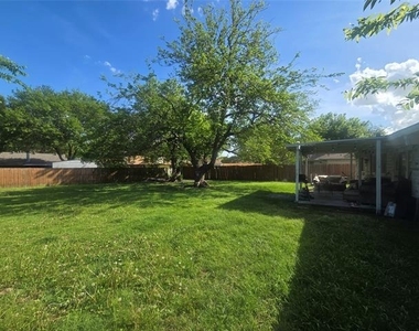422 Woodmere Drive - Photo Thumbnail 15