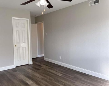 422 Woodmere Drive - Photo Thumbnail 5