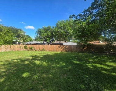 422 Woodmere Drive - Photo Thumbnail 14