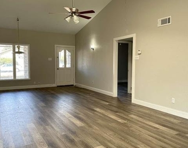 422 Woodmere Drive - Photo Thumbnail 2