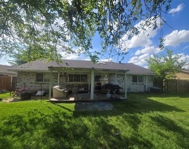 422 Woodmere Drive - Photo Thumbnail 13