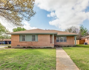 401 Daisy Drive - Photo Thumbnail 1