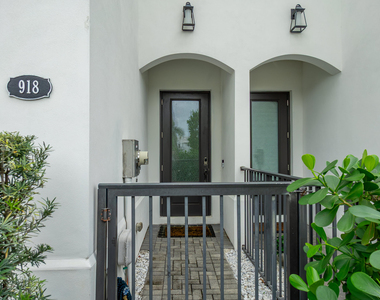 918 St George Boulevard - Photo Thumbnail 1