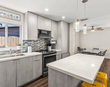 1121 N 66th Terrace - Photo Thumbnail 6