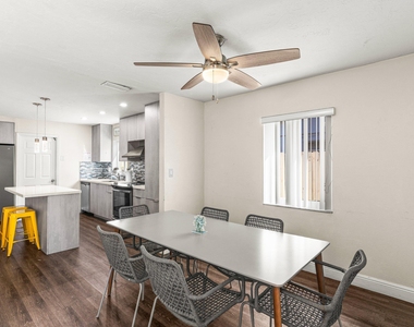 1121 N 66th Terrace - Photo Thumbnail 8