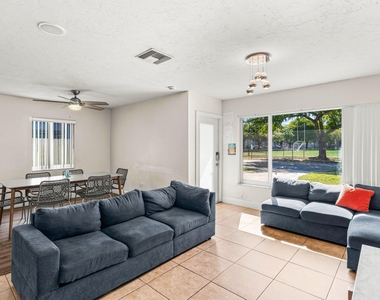 1121 N 66th Terrace - Photo Thumbnail 9