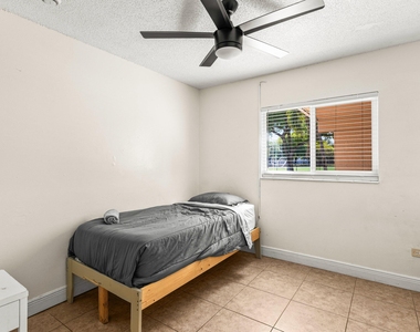 1121 N 66th Terrace - Photo Thumbnail 16