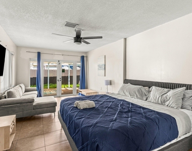 1121 N 66th Terrace - Photo Thumbnail 12