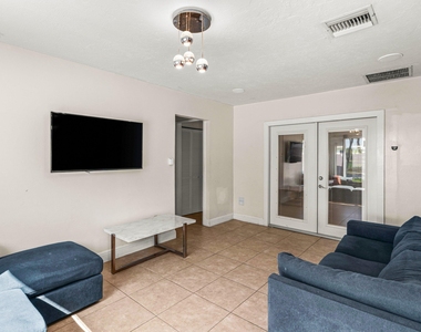 1121 N 66th Terrace - Photo Thumbnail 10