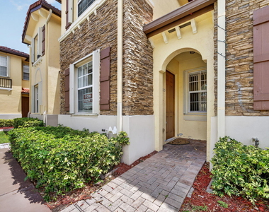1575 Ne 33rd Avenue - Photo Thumbnail 1