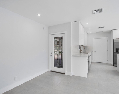 46 Sw 9th Avenue - Photo Thumbnail 5