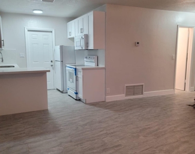 1320 Sw 34th Avenue - Photo Thumbnail 2